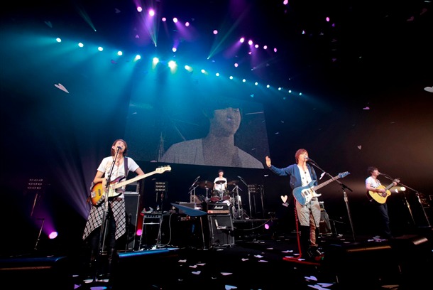 写真は「CNBLUE 1st Official Fanclub Event 2010 ～Welcome to BOICE JAPAN～」ステージの様子。