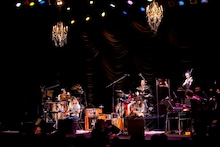 写真はGO!GO!7188の九段会館アコースティックライブの模様。