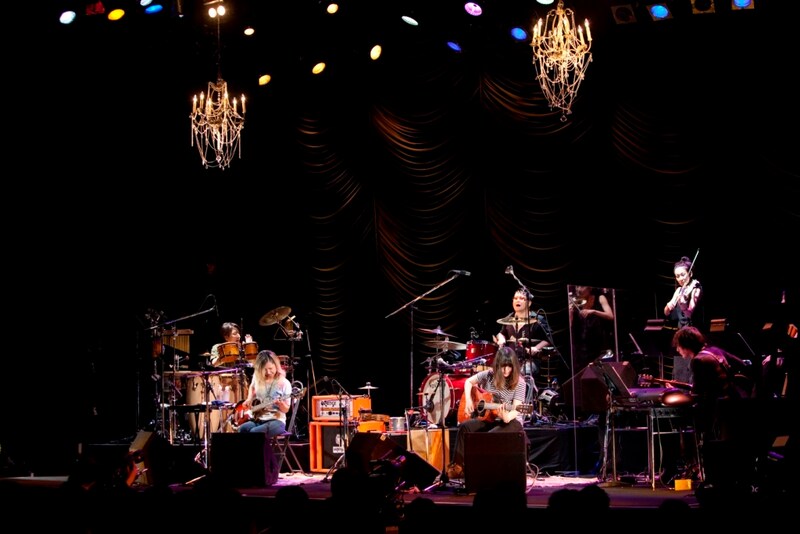 写真はGO!GO!7188の九段会館アコースティックライブの模様。