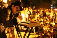 写真は10月17日、台湾・台北市内の師大マーケット近くでライブを行ったH ZETT M。