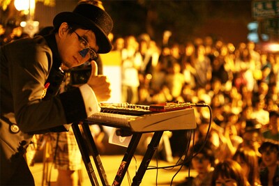 写真は10月17日、台湾・台北市内の師大マーケット近くでライブを行ったH ZETT M。