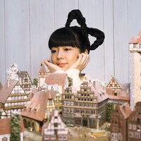 写真はシングル「オーロラに隠れて」ジャケット。