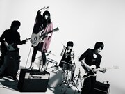 注目インディバンド、BLOC PARTYラッセルと異色コラボ