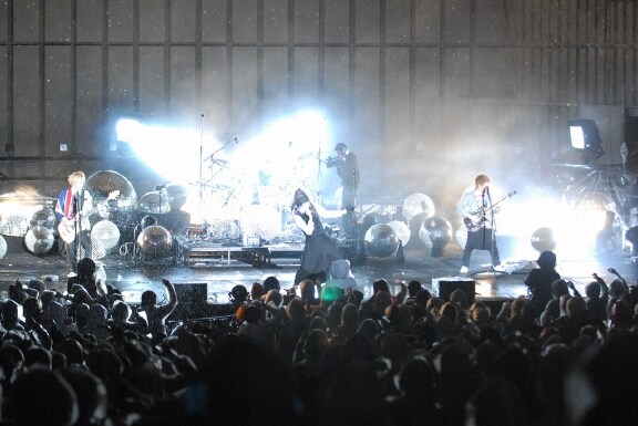 ディスコサウンド、デジタルミュージック、そしてヘヴィロックを融合させた新作「カルマ」で新たな側面を提示したムック。ライブを重ねることでアルバムの楽曲がどのように変化するのか楽しみなところだ（写真：畔柳ユキ）。