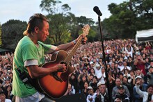 宮崎の空に熱い歌声を響かせた長渕剛。