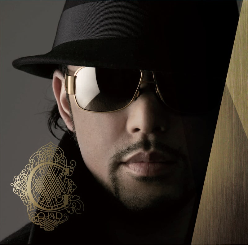 写真はアルバム「GOLD」ジャケット。初回限定盤にはシングルナンバー2曲のビデオクリップが収録される。