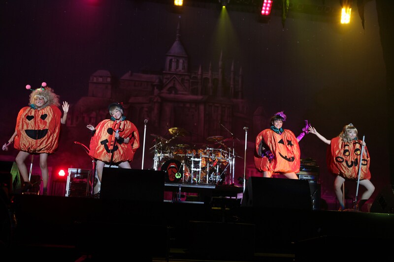 かぼちゃのコスプレで全力の歌とダンスを披露するスマイレージ。