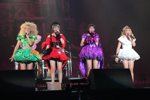 「日本一スカートの短いアイドル」をうたうスマイレージだけに、ハロウィン衣装もミニスカート仕様。