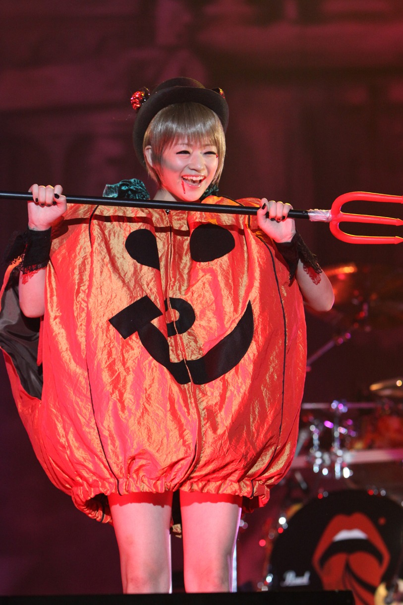 ドラキュラの仮装でファンの生き血をねらう前田憂佳は「今までハロウィンに何かしたことはなかったんですけれど、今年はみなさんと一緒に仮装とメイクができて楽しかったです」と大満足。