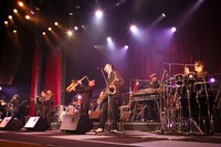 初日公演ではアンコールを含む全20曲を披露。