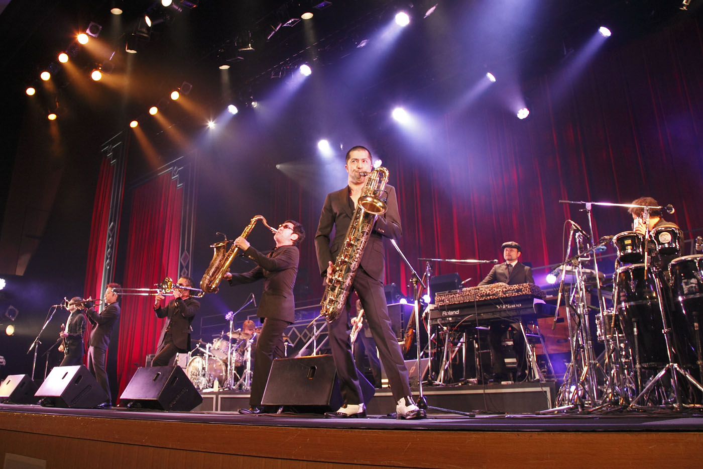 ホールライブならでは重厚なセットの中で熱いパフォーマンスを展開した。