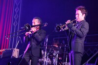 北原雅彦（写真左/Tb）、NARGO（写真右/Tp）