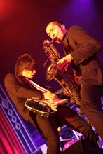 加藤隆志（写真左/G）、谷中敦（写真右/B.Sax）