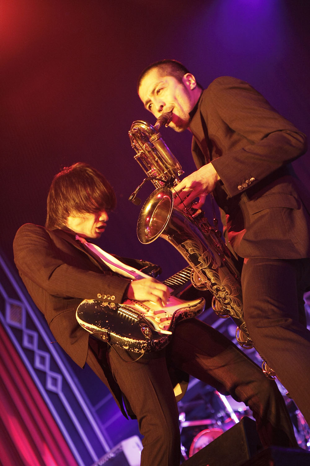 加藤隆志（写真左/G）、谷中敦（写真右/B.Sax）