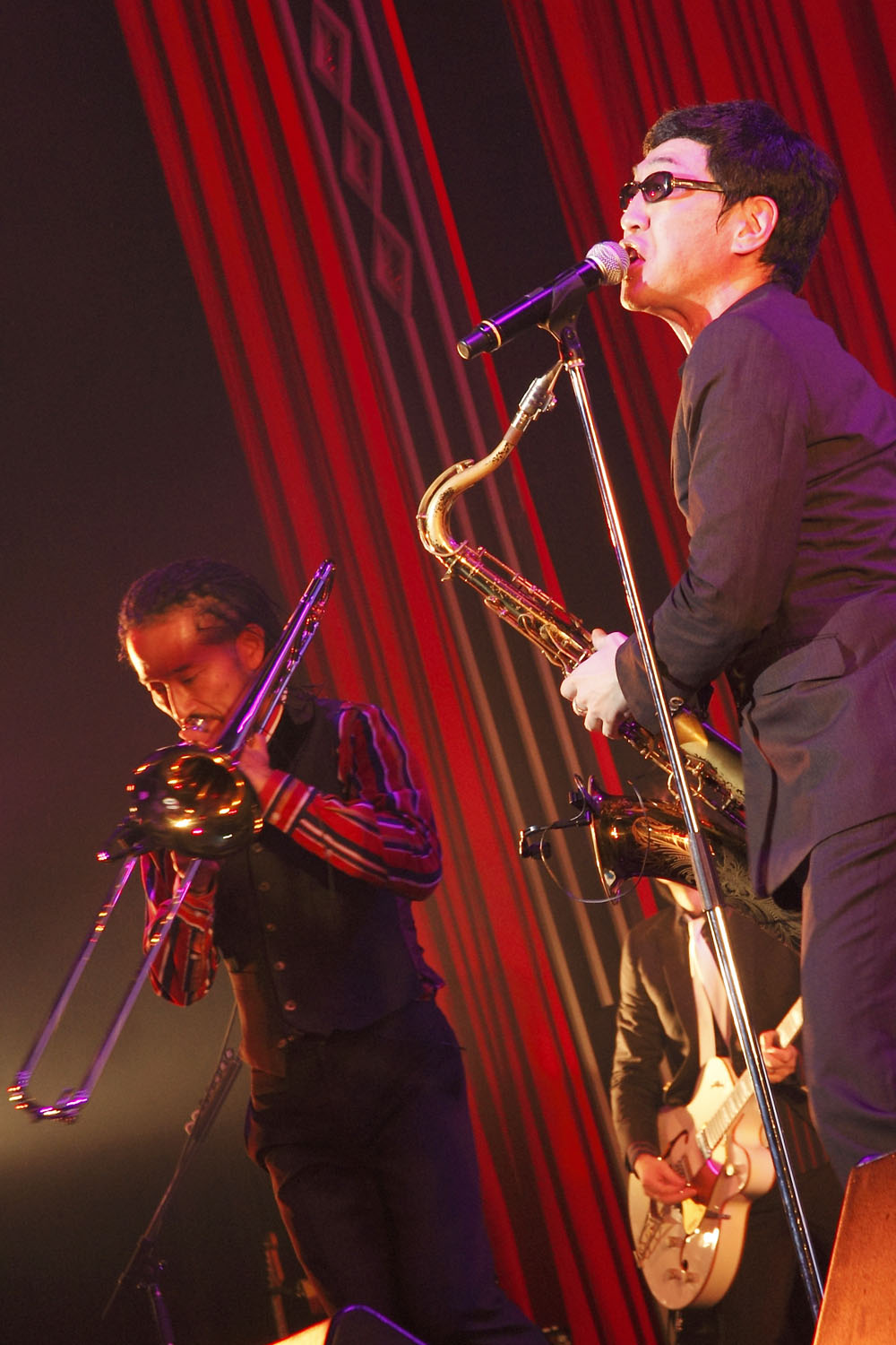 北原雅彦（写真左/Tb）、GAMO（写真右/T.Sax）