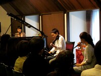 10月31日に目白の洋館・和敬塾本館で行われた「watermark sessions vol.7」の模様。彼女たちは不定期に各所でこの自主企画ライブを行っている。