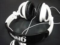 「INFINITY 16 BEST」プレミアムBOXに同梱されるオリジナルヘッドフォン。