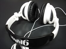 「INFINITY 16 BEST」プレミアムBOXに同梱されるオリジナルヘッドフォン。