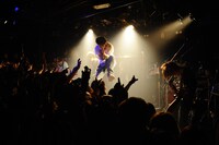 東京ドームの200分の1のキャパシティ、eggmanで熱いステージを繰り広げたUVERworld。