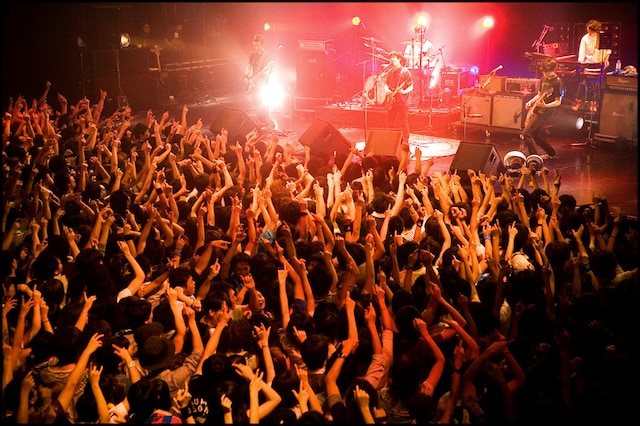 バンド史上最長ツアーを敢行中のASIAN KUNG-FU GENERATION。サポートキーボードとして金澤ダイスケ（フジファブリック）も参加している。