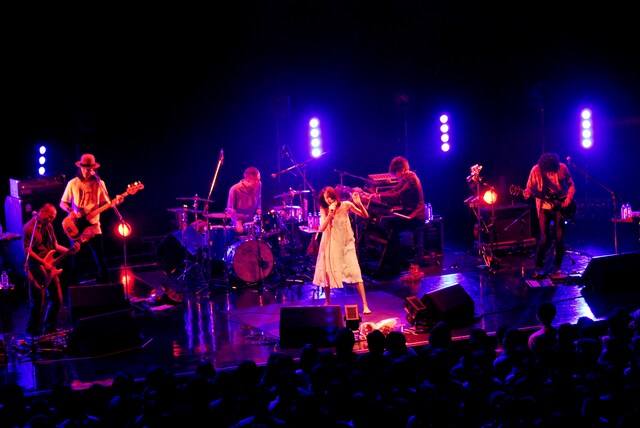 実力派たちの演奏をバックに歌声を響かせるCocco。