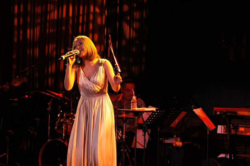 ニューシングル「守ってあげたい」は、日本テレビ系ドラマ「黄金の豚 -会計検査庁 特別調査課-」の主題歌としてオンエア中。