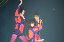 この日のPerfumeは5種類の衣装で観客の目を釘付けに（左からのっち、かしゆか、あ～ちゃん）。