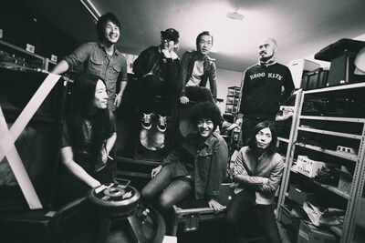 スプリット盤リリースにあわせて撮り下ろされた8ottoとLOSTAGEのアーティスト写真。