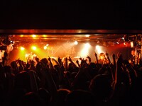 写真はツアー初日、千葉LOOK公演の模様。アルバムツアーの開催が発表されると場内からは大歓声が起こった。(c) ui