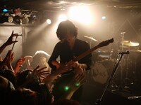 氏原ワタル（Vo,G）(c) ui