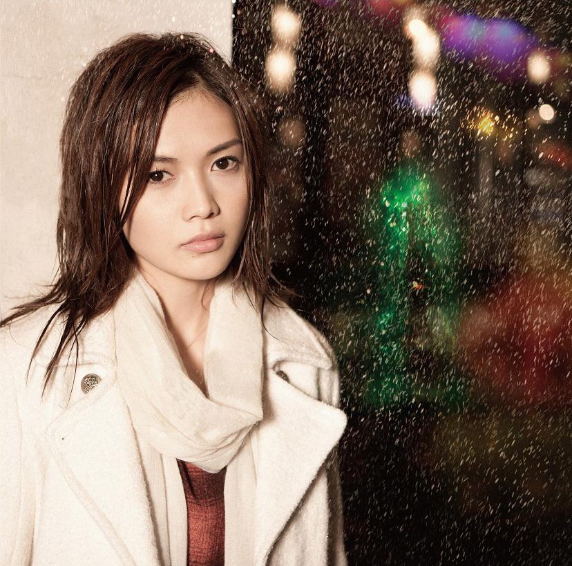 写真はシングル「Rain」初回限定盤ジャケット。