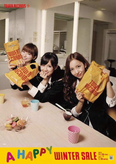 AKB48の板野友美、篠田麻里子、前田敦子を起用した「A HAPPY WINTER SALE」ポスター。なお、2PMとBUMP OF CHICKENのポスタービジュアルはセール初日より公開される。