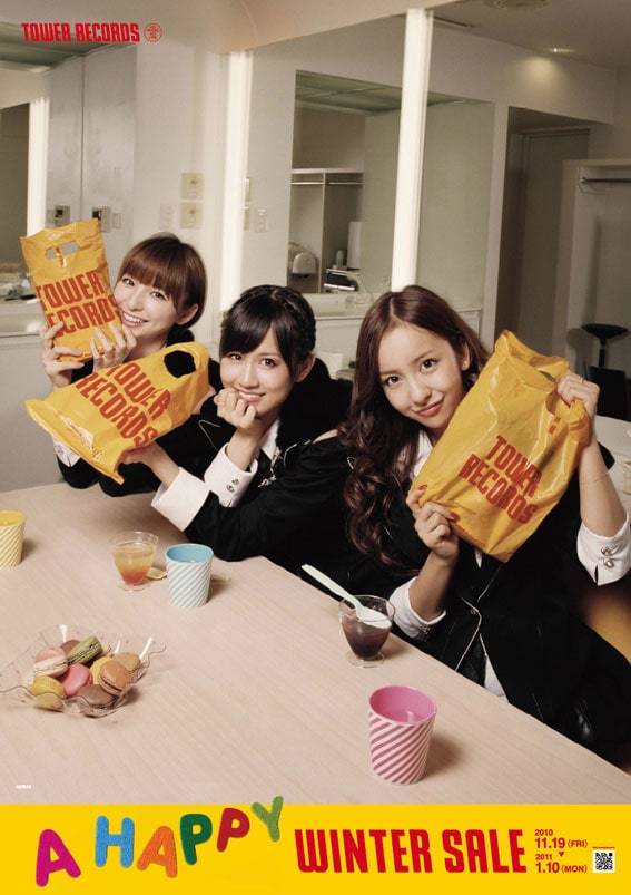 AKB48の板野友美、篠田麻里子、前田敦子を起用した「A HAPPY WINTER SALE」ポスター。なお、2PMとBUMP OF CHICKENのポスタービジュアルはセール初日より公開される。