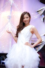 ゴージャスなツリーの前で微笑む倉木麻衣。ツリーは12月25日まで表参道ヒルズ本館吹き抜け大階段に展示される。