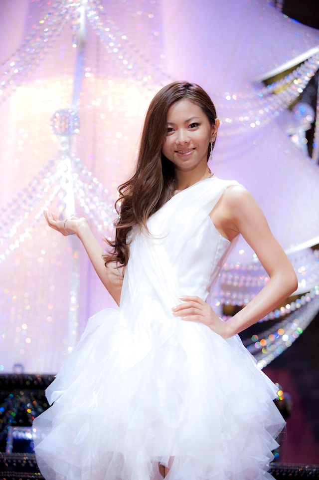 ゴージャスなツリーの前で微笑む倉木麻衣。ツリーは12月25日まで表参道ヒルズ本館吹き抜け大階段に展示される。