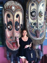 EMI MARIAは5歳までパプアニューギニアで暮らしていたが、現在は日本に籍を置いている。