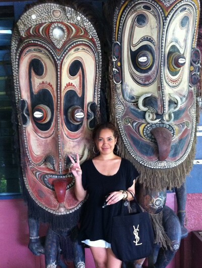 EMI MARIAは5歳までパプアニューギニアで暮らしていたが、現在は日本に籍を置いている。