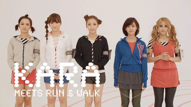 KARAの5人はそれぞれ異なるスポーツファッションでランニングにも挑戦。撮影中には日本語で「アッチー、アッチー」とつぶやいていたとのこと。