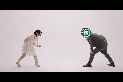 「Life feat.Noa」ビデオクリップより、じゃんけん対決直前の内田眞由美（写真左）とLGMonkees（右）。