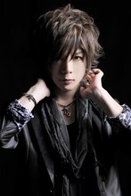 葵はソロ名義で11月24日にシングル「Surrender Love」をリリース。