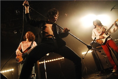 写真は昨日11月4日の様子。黒猫チェルシーは年内に、ザ50回転ズのツアー参加や「COUNTDOWN JAPAN 10/11」への出演を控えている。