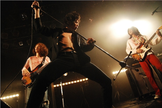 写真は昨日11月4日の様子。黒猫チェルシーは年内に、ザ50回転ズのツアー参加や「COUNTDOWN JAPAN 10/11」への出演を控えている。