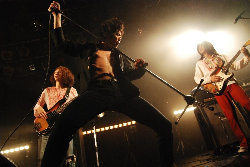 写真は昨日11月4日の様子。黒猫チェルシーは年内に、ザ50回転ズのツアー参加や「COUNTDOWN JAPAN 10/11」への出演を控えている。