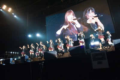 大型スクリーンが設置された舞台で、アリーナライブ同様の迫力あるパフォーマンスを披露したAKB48。