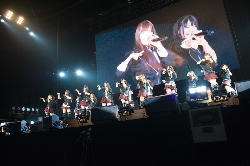 大型スクリーンが設置された舞台で、アリーナライブ同様の迫力あるパフォーマンスを披露したAKB48。