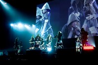 新曲「Beginner」を披露するAKB48。