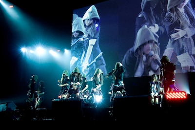 新曲「Beginner」を披露するAKB48。