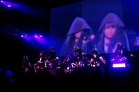 新曲「Beginner」を披露するAKB48。