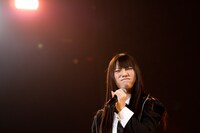 マツコ・デラックス役の柏木から伝授された笑顔を真似する高城亜樹。