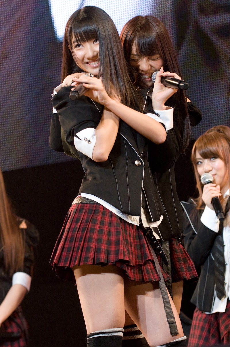 「AKB48のスジナシ」罰ゲームで、即興のセクシーパフォーマンスを披露した柏木由紀（写真左）と高城亜樹（右）。